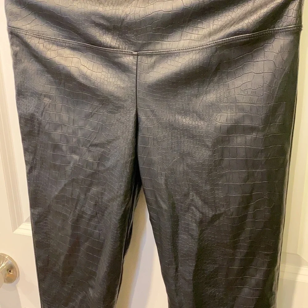 Nicole Miller NY Croc Embossed Skinny Pants EUC